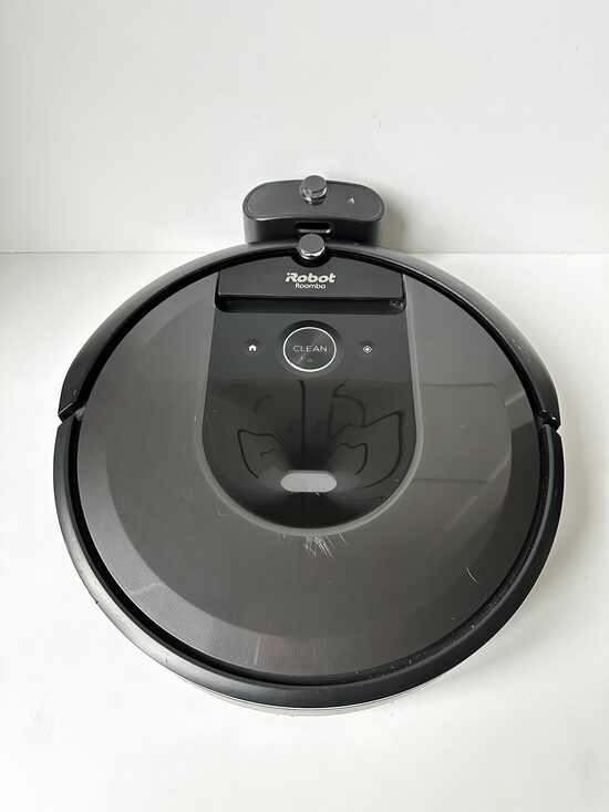 Mazlietots Roomba i7