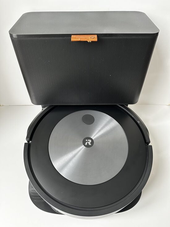 Mazlietots Roomba j7+ 